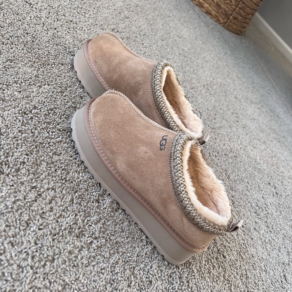 Women’s platform slippers
